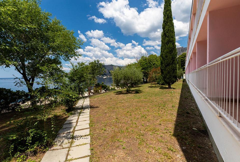 Tourist Settlement Brzet Hotel Omiš Kültér fotó