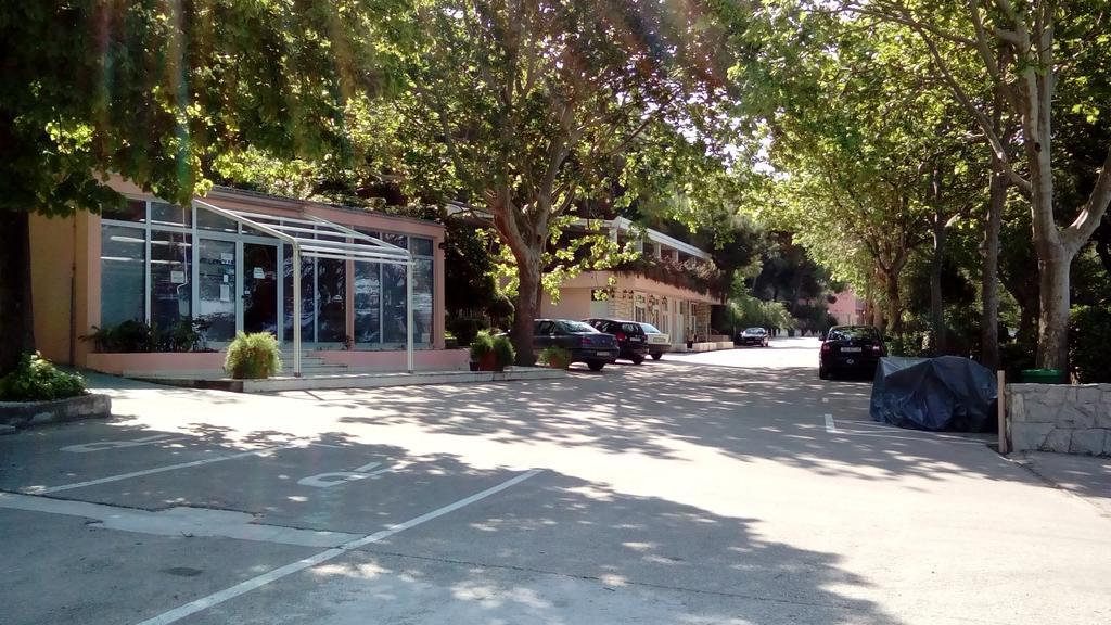 Tourist Settlement Brzet Hotel Omiš Kültér fotó